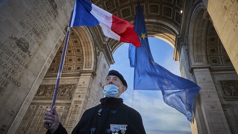 फ्रांस में आर्क डी ट्रायम्फ से यूरोपीय संघ का झंडा हटाया गया