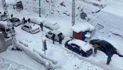 21 tourists stranded in the cars froze to death in Pak hill station