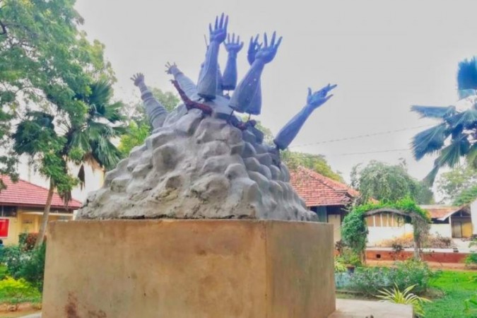 गृह युद्ध में मारे गए तमिल लोगों को समर्पित मुल्लिकाइक्कल स्मारक