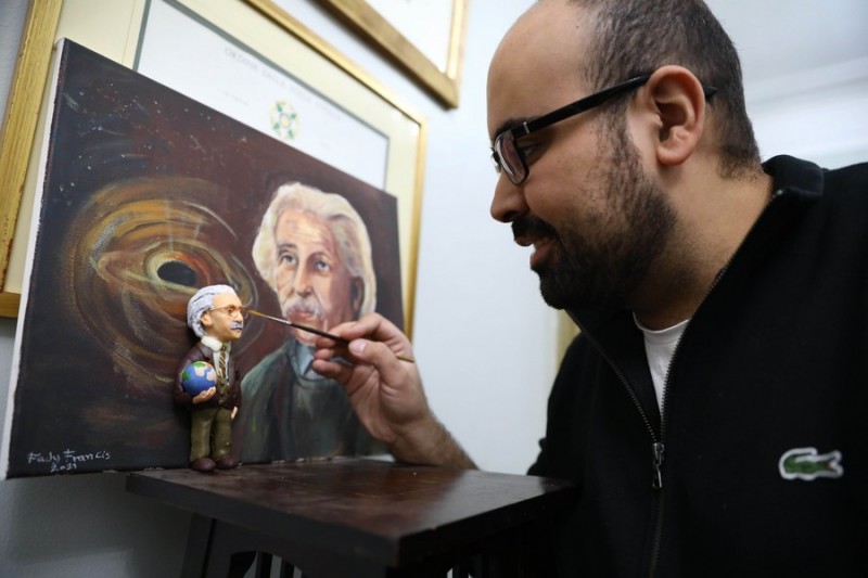 Egyptian artist carves miniature sculptures of 100 influential world figures