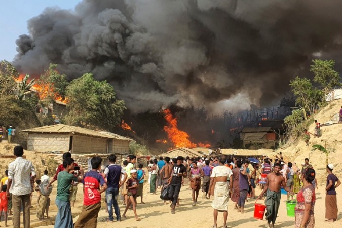 बांग्लादेश: कॉक्स बाजार में रोहिंग्या के घर जलाए गए, जानिए क्यों