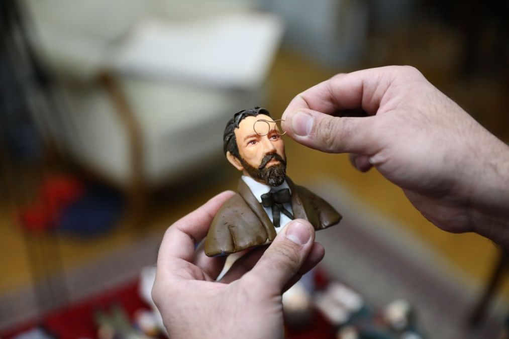 Egyptian artist carves miniature sculptures of 100 influential world figures