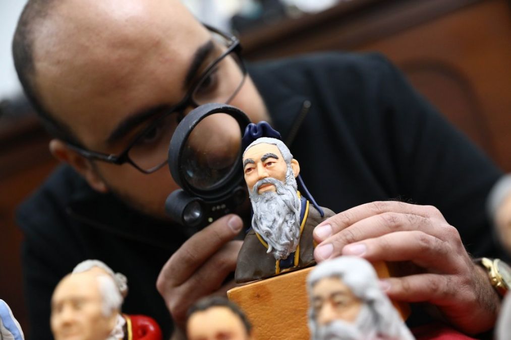 Egyptian artist carves miniature sculptures of 100 influential world figures