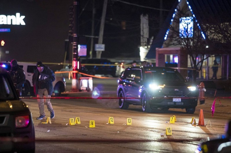 Man in shooting rampage kills 3, injures another 4 in Chicago