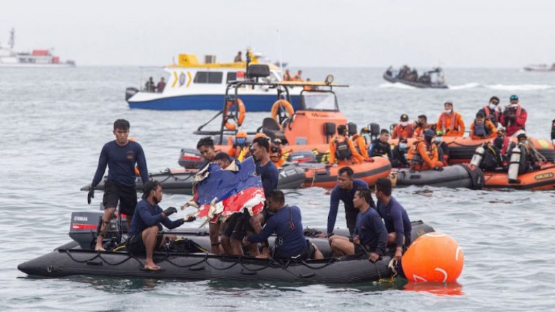 इंडोनेशियाई गोताखोरों ने जावा सागर में विमान के मलबे के कुछ हिस्सों को ढूंढा