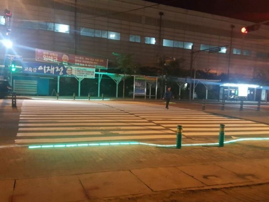 Seoul installs in-ground traffic lights for ''Smartphone zombies''