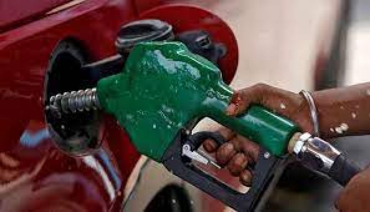 पाकिस्तान में पेट्रोल की कीमतें अब तक के उच्चतम स्तर पर