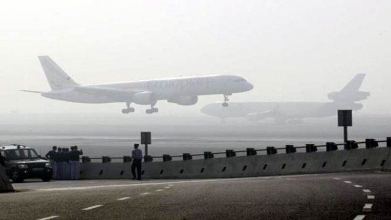 दिल्ली एयरपोर्ट पर 130 से ज्यादा उड़ानों में हुई देरी, घना कोहरा बना वजह