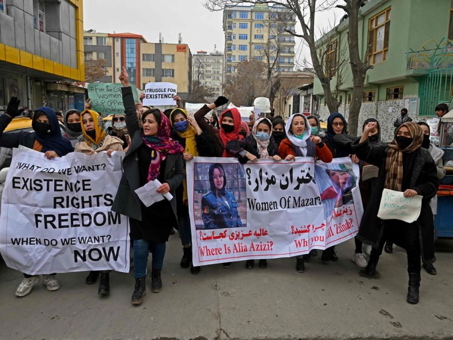 Burning Taliban deny arresting female protester