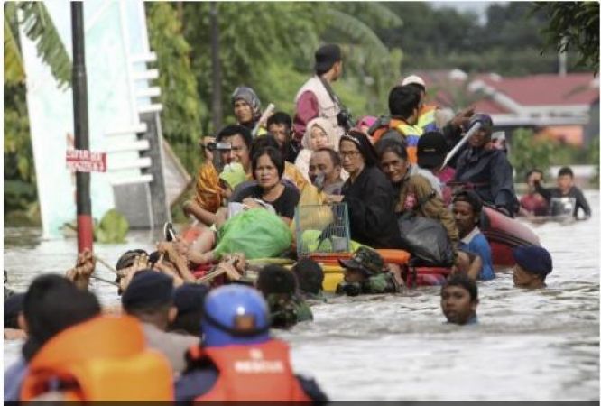 Indonesia suffering Floods, landslides, 5 dead and 4 missing