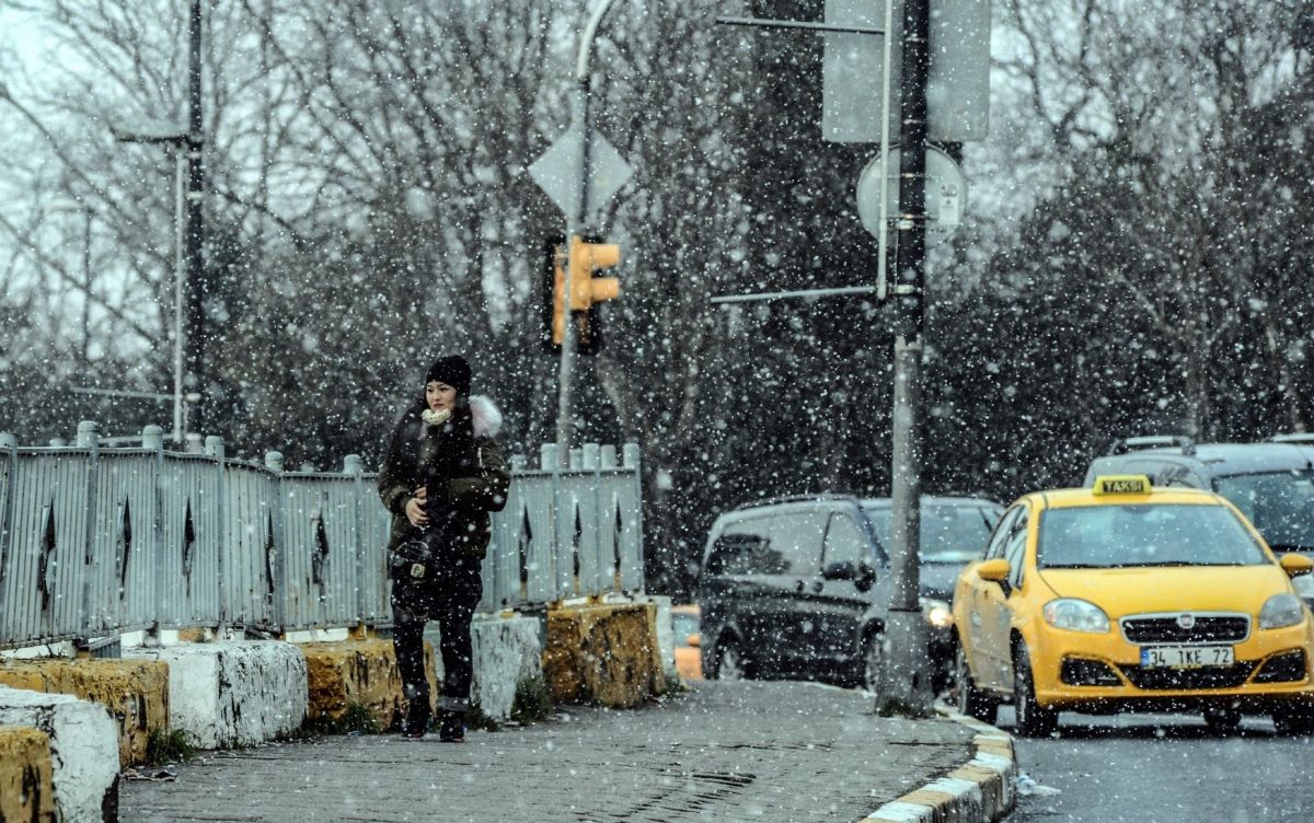 तुर्की: भारी बर्फबारी से उड़ानें और सड़कें बाधित