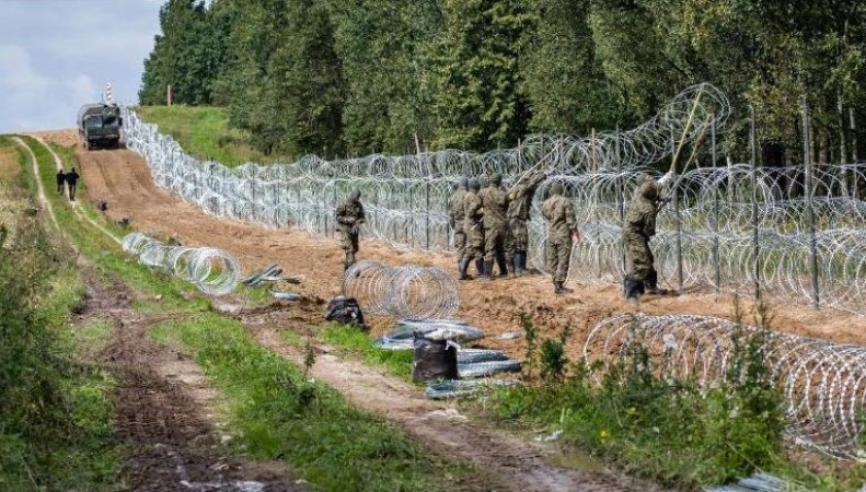 पोलैंड ने बेलारूस के साथ सीमा पर बाड़ का निर्माण शुरू किया