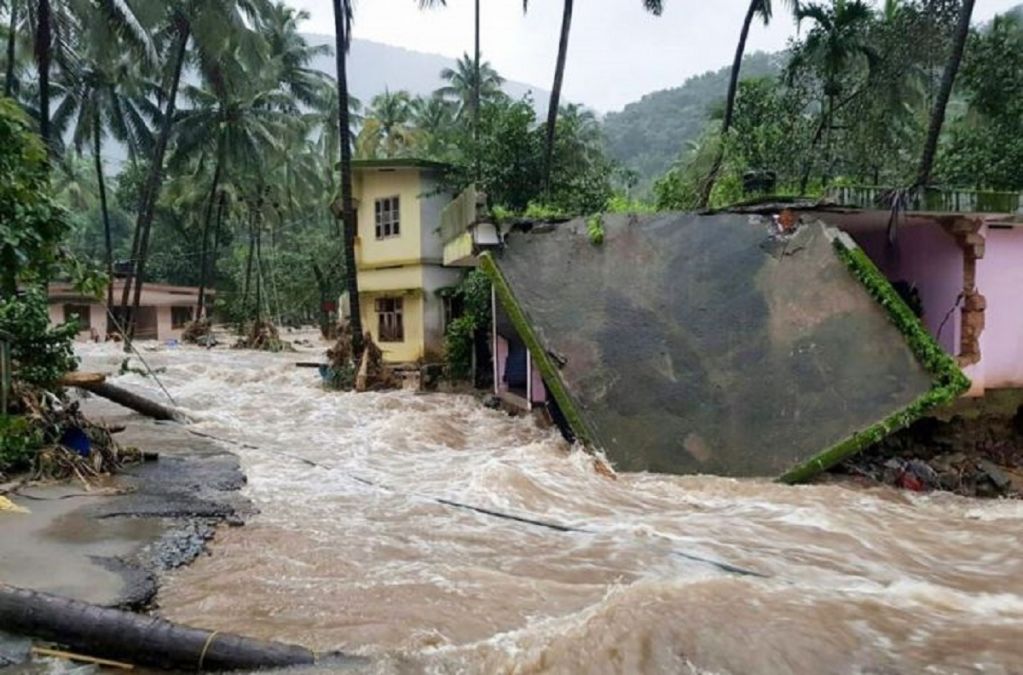 भारी बारिश के कारण इस देश में 18 लोगों की मौत