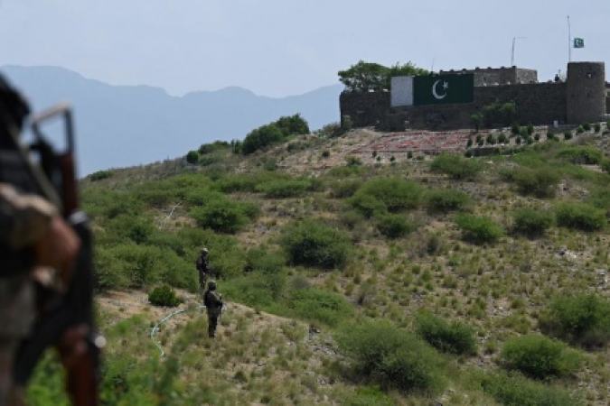 In separate raids near the Afghan border, Pakistani security forces kill six militants