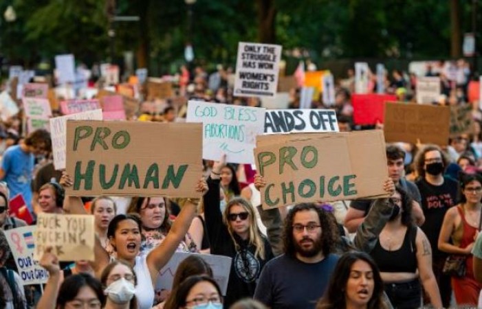 यूरोपीय संसद ने यूरोपीय संघ के चार्टर में गर्भपात के अधिकार को शामिल करने की मांग की