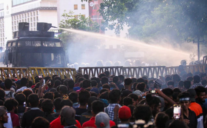 श्रीलंका में जन विद्रोह, लोगो ने राष्ट्रपति भवन को घेरा
