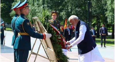 PM Modi Pays Tribute at 'Tomb of the Unknown Soldier' in Russia