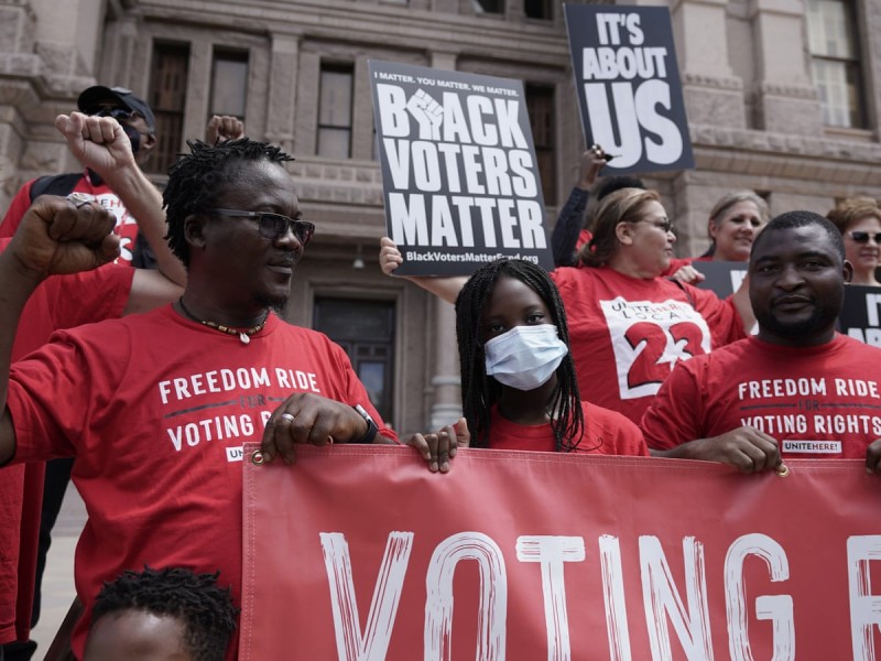 रिपब्लिकन वोटिंग कानून को अवरुद्ध करने के लिए टेक्सास के डेमोक्रेट राज्य से हुए फरार