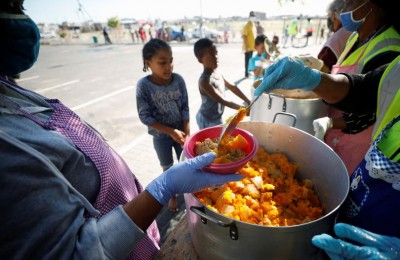 दक्षिण अफ्रीका में लगी ईंधन और भोजन के लिए लोगों की लम्बी कतार