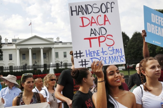 बाल प्रवासियों के लिए ओबामा के कार्यक्रम को दिया गया अवैध करार