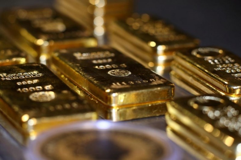 Gold edges up on Delta virus threat, lower US bond yields