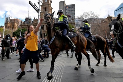 Sydney lockdown: Anti-lockdown protesters clash with police in Sydney