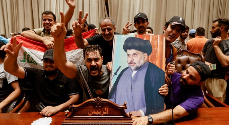 इराकी प्रदर्शनकारियों ने नए प्रधानमंत्री पद के नामांकन के खिलाफ संसद पर हमला किया