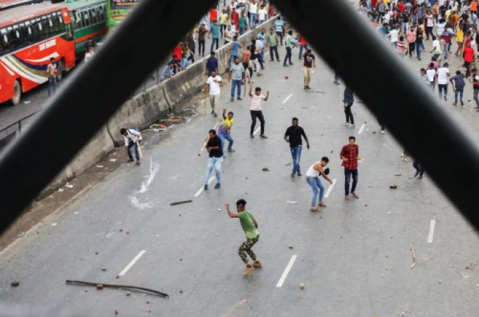 Police in Bangladesh fight with protesters who are blocking the capital