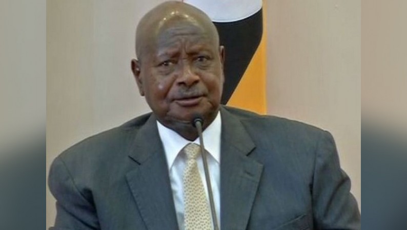 युगांडा के राष्ट्रपति ने अंतरराष्ट्रीय हवाई अड्डे पर COVID स्क्रीनिंग की निगरानी के लिए जारी किए नए निर्देश