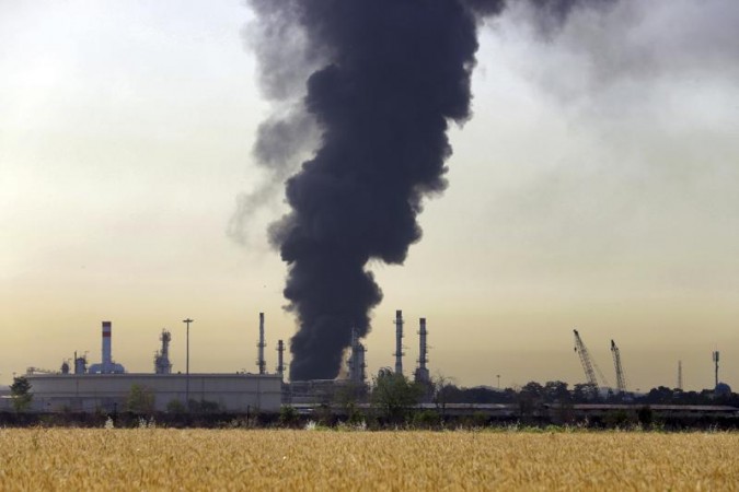 ईरान की राजधानी के पास तेल रिफाइनरी फैक्टरी में आग लगने से हुआ विस्फोट