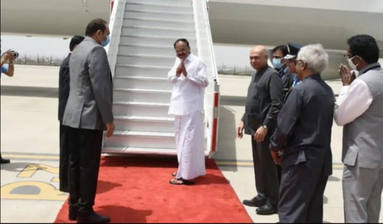 उपराष्ट्रपति वेंकैया नायडू सेनेगल की यात्रा करने के बाद कतर के लिए रवाना हुए