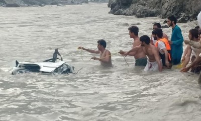 अचानक नदी में जा गिरी यात्री वैन, 1 व्यक्ति की मौत, 17 लोग हुए लापता