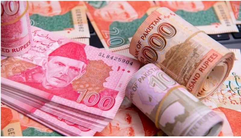 Pakistani rupee falls further to PKR 231 per dollar