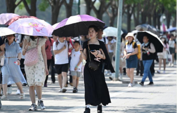 Beijing swelters in record heat as officials urge residents to stay inside