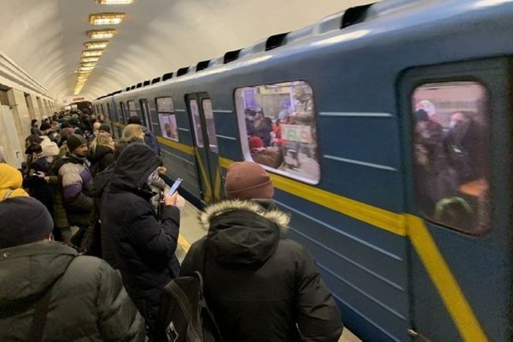 Thousands fight to board trains Out of Kiev