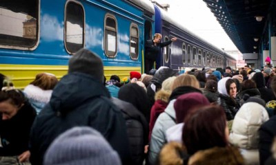 Thousands fight to board trains Out of Kiev