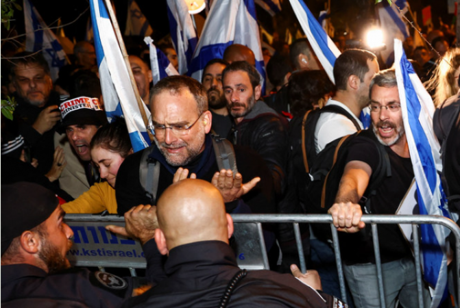 Palestinians carefully observing Israeli anti-Netanyahu demonstrations