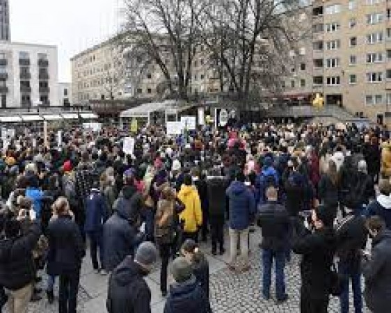 कोरोना वायरस प्रतिबंधों के खिलाफ स्वीडन में विरोध प्रदर्शन कर रहे लोग