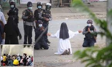 A nun went down in kneel to save children from Myanmar police Gun shot