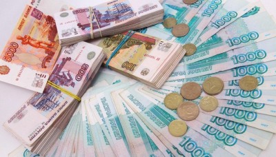 रूस के केंद्रीय बैंक ने दरों में कटौती करने के बाद  रूसी रूबल में गिरावट