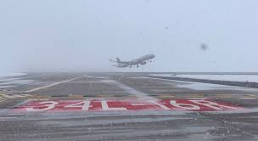 Heavy Snowfall lead to cancelled more than 2000 flights in Denver