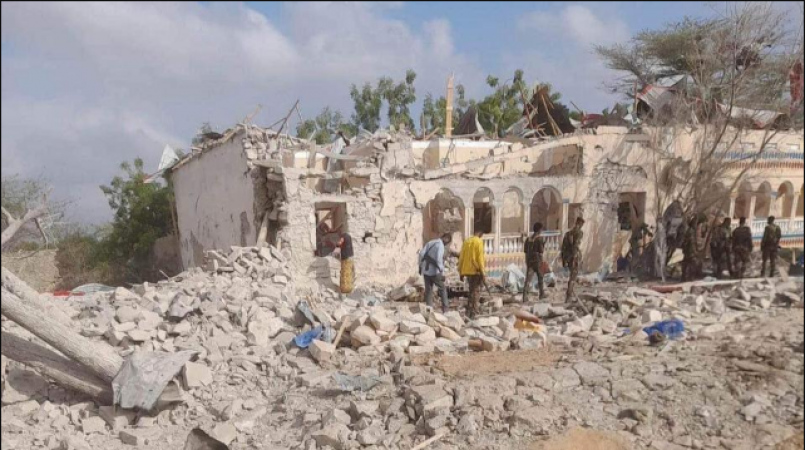 Governor hurt and five people killed in a suicide bombing in Somalia