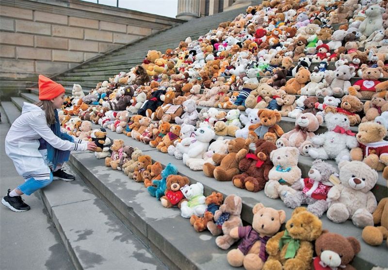 Berlin protests: 740 teddy bears for 7, 40,000 Syrian refugee kids denied education