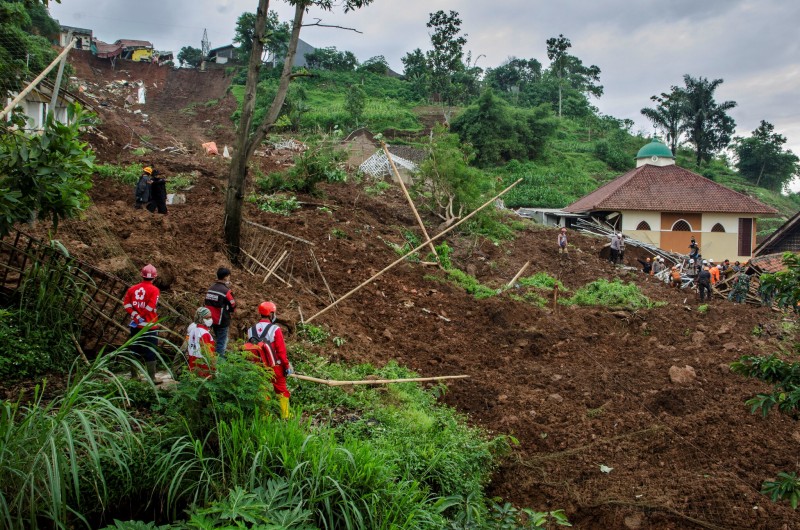Indonesia's landslide: Death toll rises to 12
