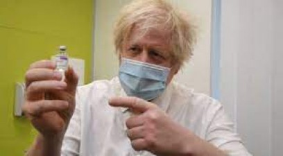 ब्रिटेन के पीएम बोरिस जॉनसन को एस्ट्राजेनेका वैक्सीन की दी गई पहली खुराक