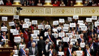 No-confidence votes against the French government fail