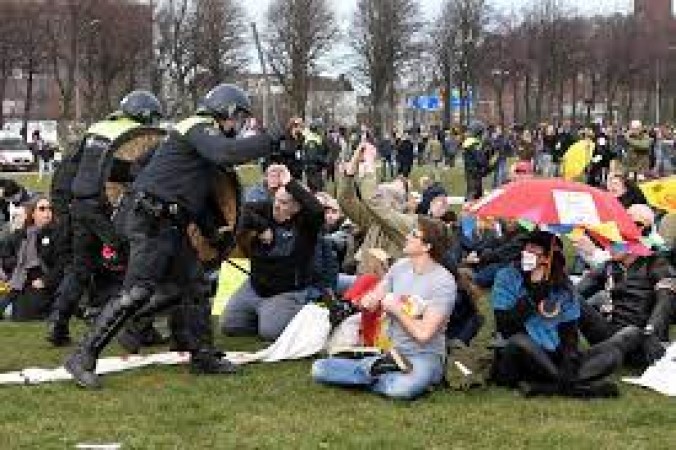 यूरोप में एंटी लॉकडाउन विरोध, पुलिस और प्रदर्शनकारियों में शुरू हुई  झड़प
