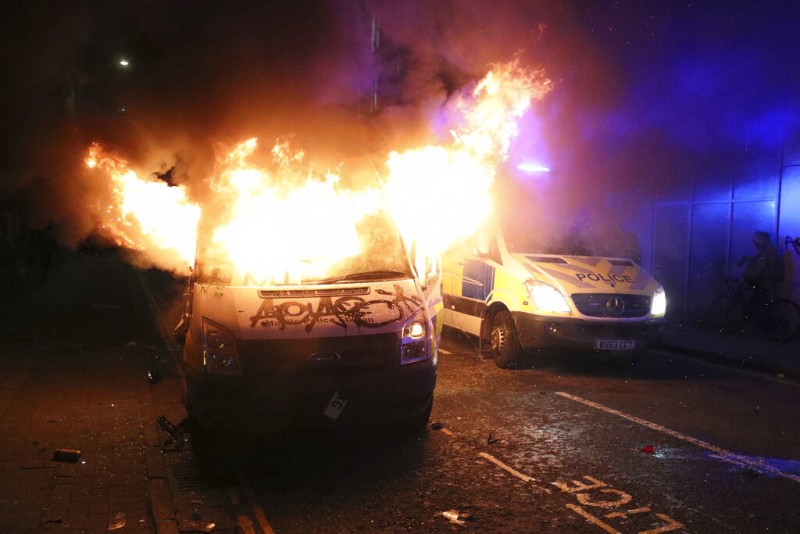 दक्षिण पश्चिम इंग्लैंड में विरोध प्रदर्शन हुआ हिंसक, बीस पुलिसकर्मी हुए घायल