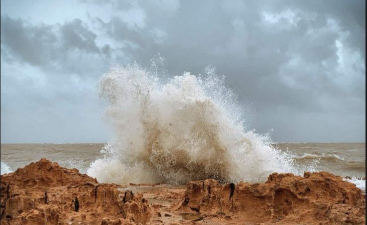 A severe Cyclone blew into Western Australia, halt port operation