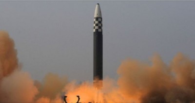 Iran unveils new ballistic missiles to the world's media